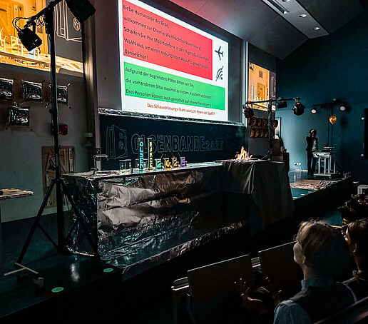 Experiments light up in the lecture hall.