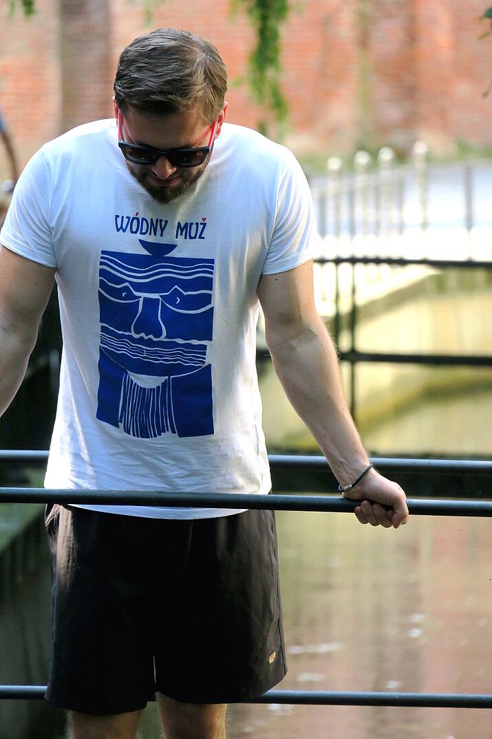 Photo young man wearing t-shirt with lettering and picture wódny muz