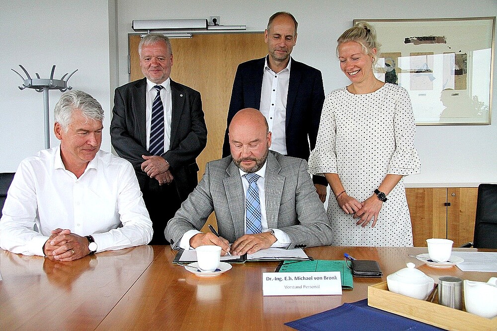 LEAG board members Hubertus Altmann and Dr. Michael von Bronk (front) together with Prof. Frank Worlitz, Dean of the Faculty of Electrical Engineering and Computer Science and Vice-Rector Research Prof. Tobias Zschunke (from left) at the signing of the contract in Cottbus