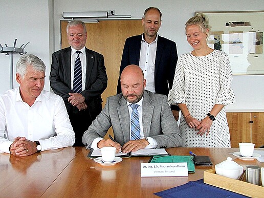 LEAG board members Hubertus Altmann and Dr. Michael von Bronk (front) together with Prof. Frank Worlitz, Dean of the Faculty of Electrical Engineering and Computer Science and Vice-Rector Research Prof. Tobias Zschunke (from left) at the signing of the contract in Cottbus