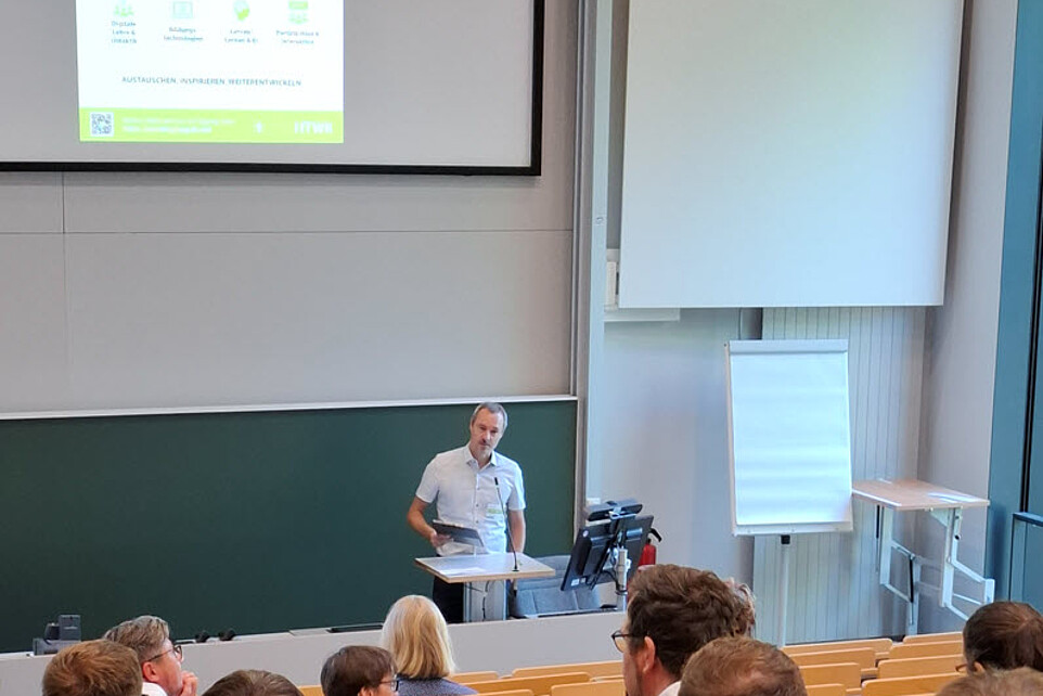Prof. Dr. Matthias Längrich begrüßt die Teilnehmenden des WeL’26 im Hörsaal.