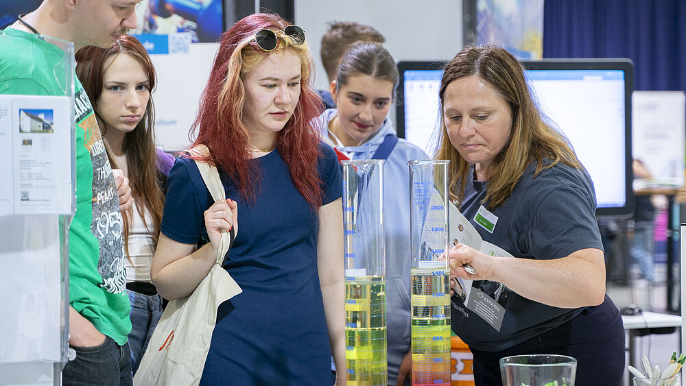 Interested parties take a look at the test stand of the Faculty of Natural and Environmental Sciences.