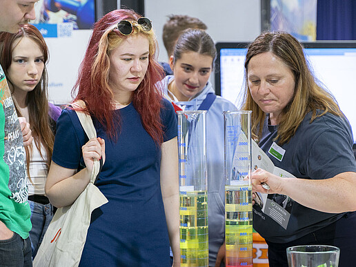 Interested parties take a look at the test stand of the Faculty of Natural and Environmental Sciences.