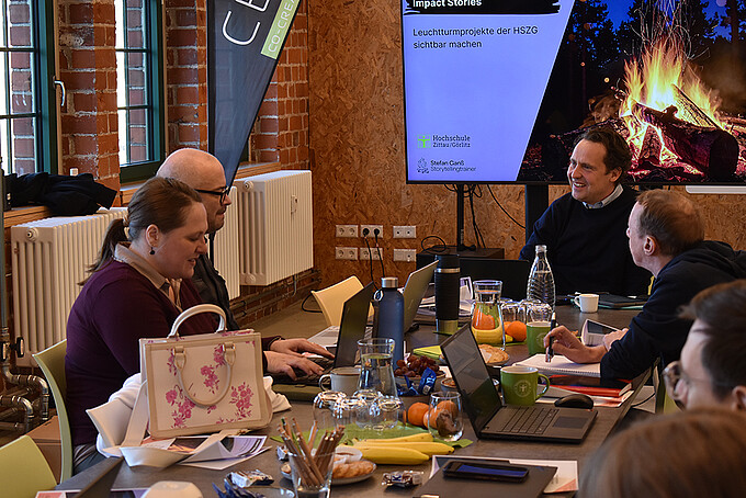 Mr. Ganß in conversation with the workshop participants.