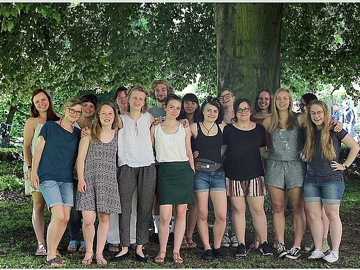 Group of HSZG students in front of a tree