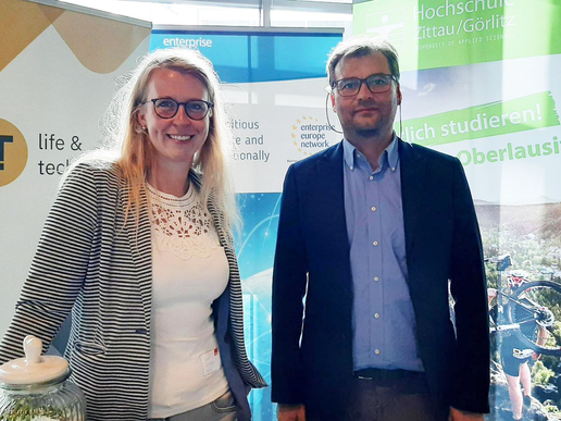 Two employees of the transfer projects Lausitz - Life & Technology and Enterprise Europe Network at an exhibition stand.