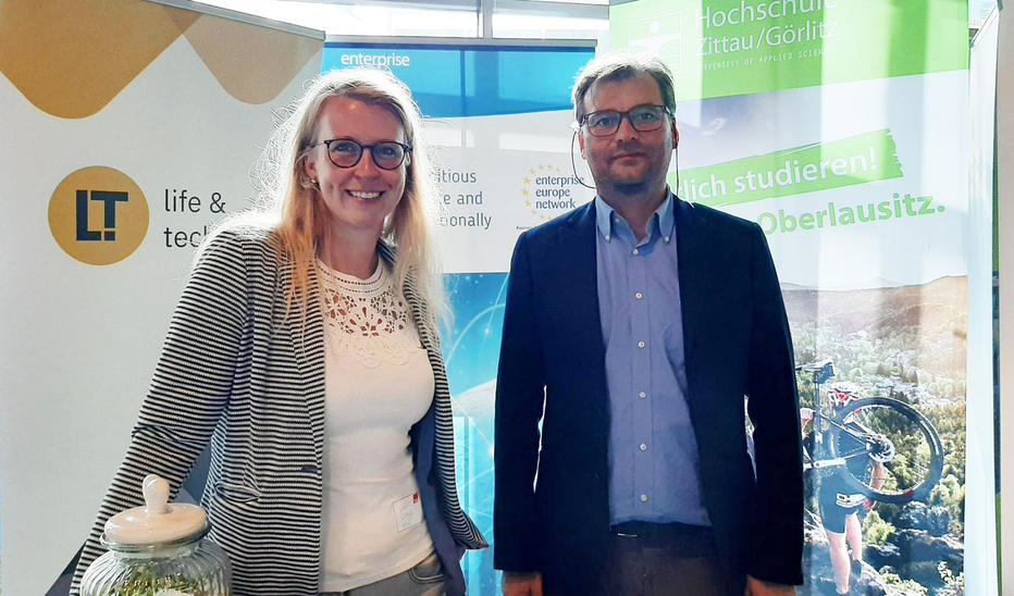 Foto: HSZG Zwei Mitarbeitende der Transferprojekte Lausitz – Life & Technology und Enterprise Europe Network an einem Messestand.
