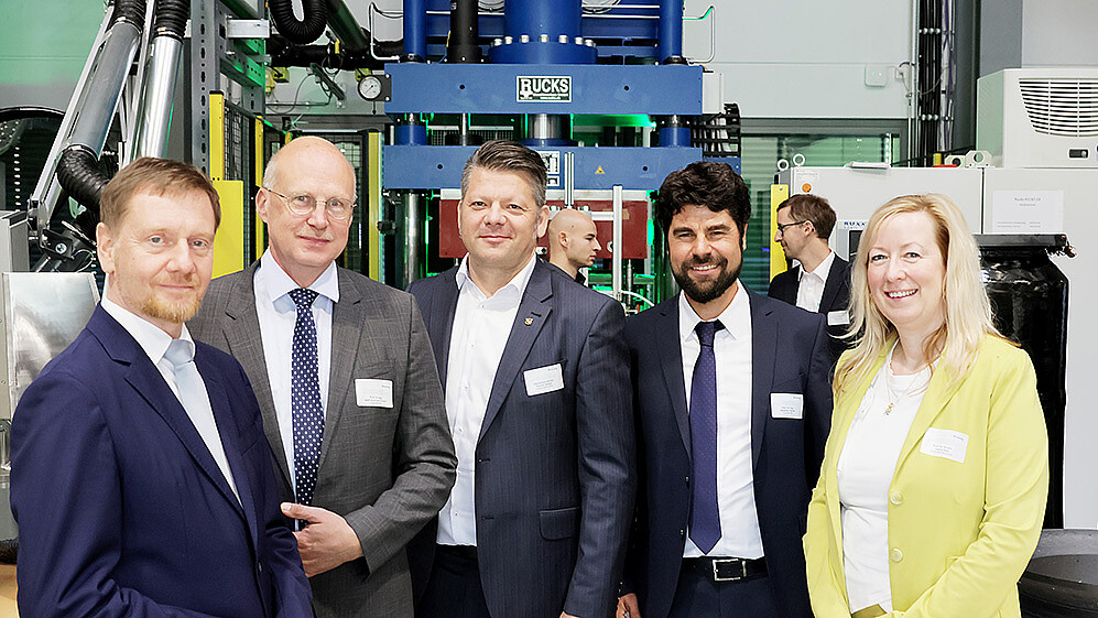 Im Technikum (v.l.n.r.): Sachsens Ministerpräsident Michael Kretschmer; Prof. Dr. Welf-Guntram Drossel (Geschäftsführender Institutsleiter am Fraunhofer IWU); Thomas Zenker, Oberbürgermeister der Stadt Zittau; Prof-Dr.-Ing. Sebastian Scholz, Leiter des FKO; Prof. Dr. Sophia Keil, Prorektorin Forschung, Transfer und Internationalisierung der Hochschule Zittau/Görlitz.