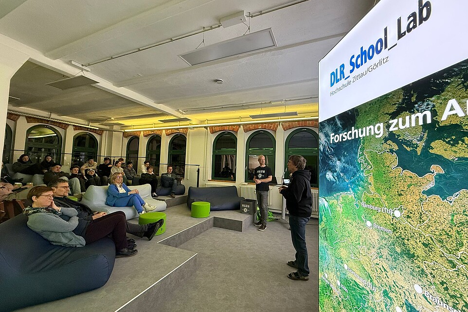 Dr. Fester speaks to pupils in the seminar area of the School Lab.