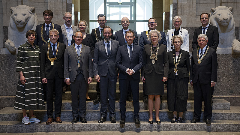 Die Rektorinnen und Rektoren der sächsischen Hochschulen gemeinsam mit Ministerpräsident Kretschmer und Wissenschaftsminister Sebastian Gemkow.
