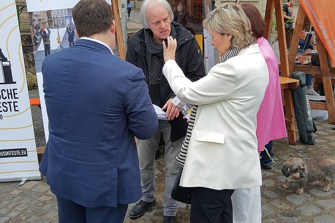 Bernd Hölsken in conversation with MDR Director Prof. Dr. Karola Wille and the Rector of the HSZG.