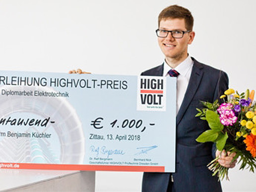 Benjamin Küchler mit Scheck von High Volt
