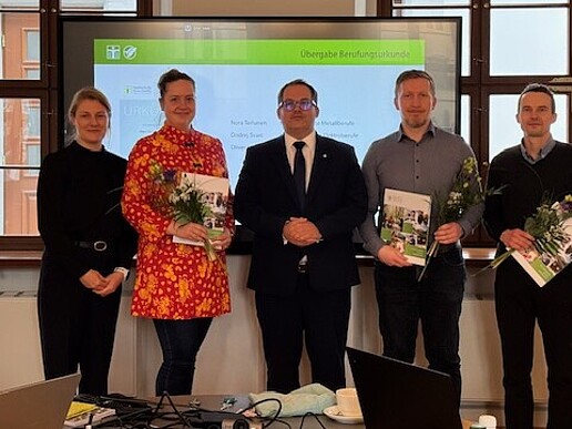 Kristin Groß, the Rector and the three new members of the Advisory Board stand next to each other for the group photo.