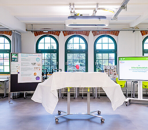 Im School Lab steht ein Tisch, auf dem ein weißes Tuch eine Experimentiervorrichtung abdeckt.