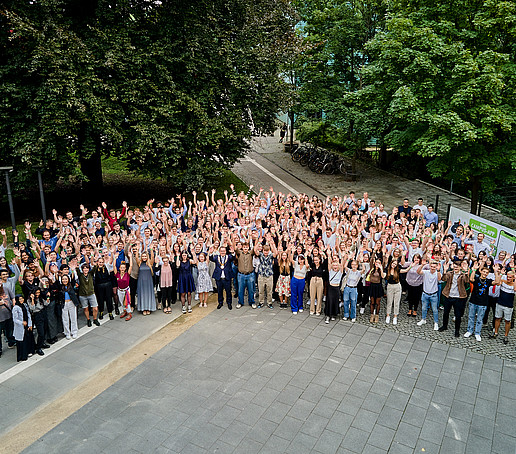 Gruppenbild mit allen Neuimmatrikulierten und dem Rektor in der Mitte.