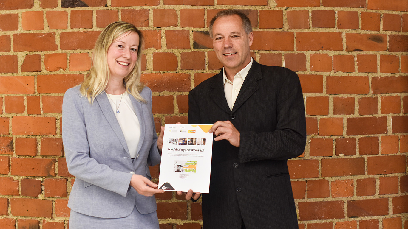 Professor Sophia Keil, project manager of the EurOpA project, accepts the sustainability concept from Jens Gerlinghoff, Managing Director of the Oberlausitz Skilled Workers Network.