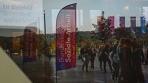 Eingangsbereich der FH Bielefeld mit Studenten