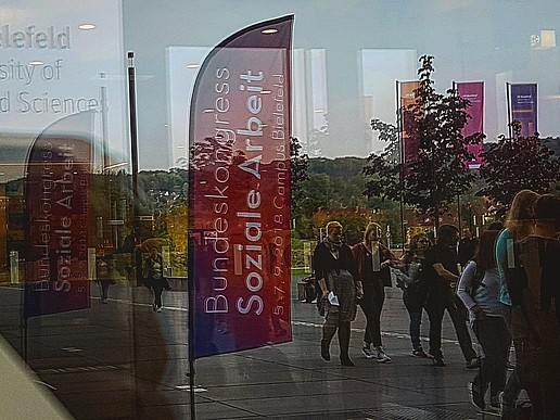 Entrance area of the FH Bielefeld with students