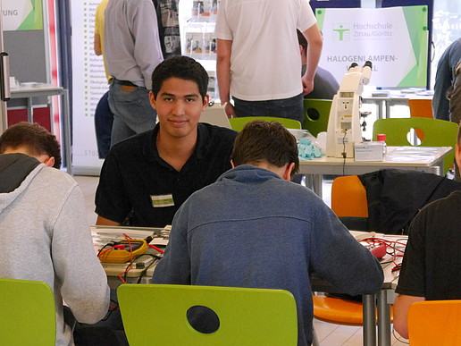 Students programmed a smartphone app to control a lighting system during the MINT trail