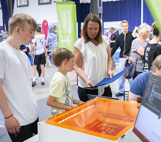 Visitors at the HSZG stand.
