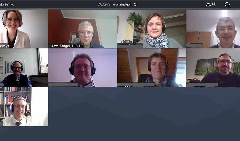 Screenshot einer Videokonferenz mit neun Teilnehmenden