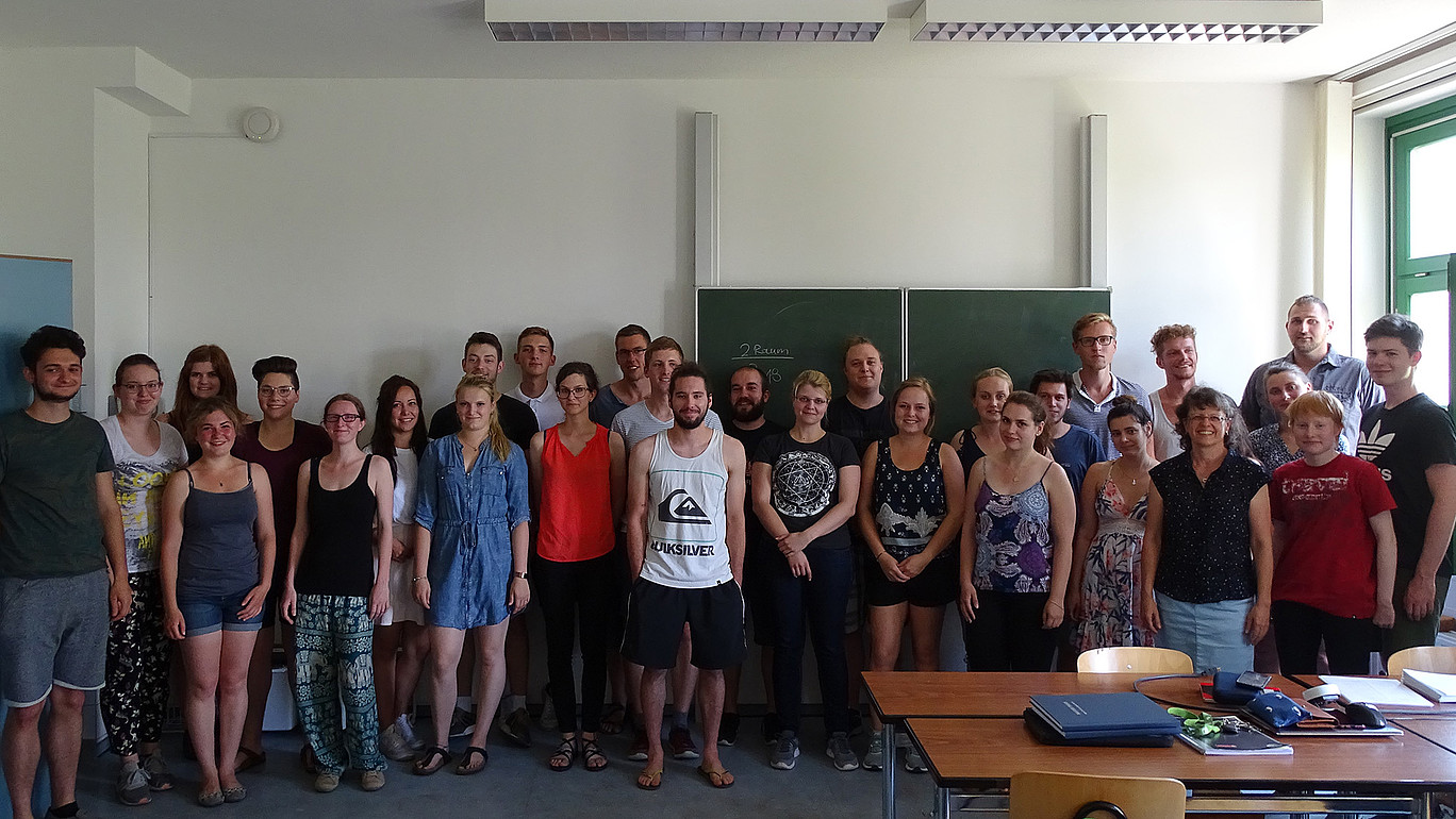 Circa 20 Absolventen und Absolventinnen des TÜV-Zertifaktskurses der Hochschule Magdeburg-Stendal stehen in einem Seminarraum.