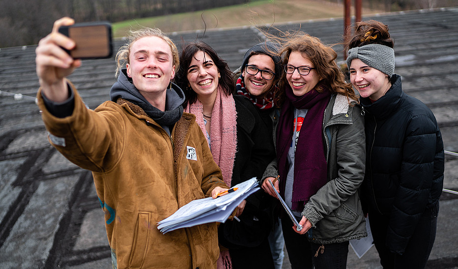 Foto: Tobias Ritz Eine Gruppe Studierender steht auf dem Dach eines Hochschulgebäudes und macht ein Selfie mit dem Handy. Sie haben sich bereits einen Studienplatz an der HSZG gesichert.