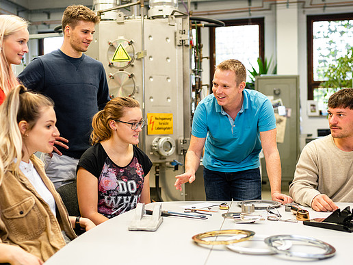 KIA mechanical engineering students sit at a table in the lab and evaluate the graduate study.