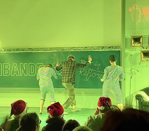 The Olsen Gang dances on stage.