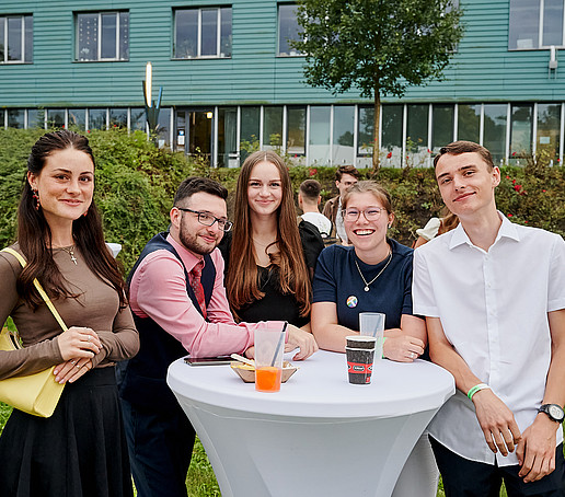 Gäste feiern auf dem Campus.