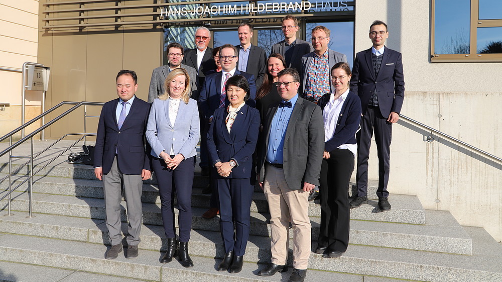 Die Teilnehmer der mongolischen Delegation und die teilnehmenden Mitglieder der HSZG zusammen auf einem Gruppenfoto vor einem Hochschulgebäude. 