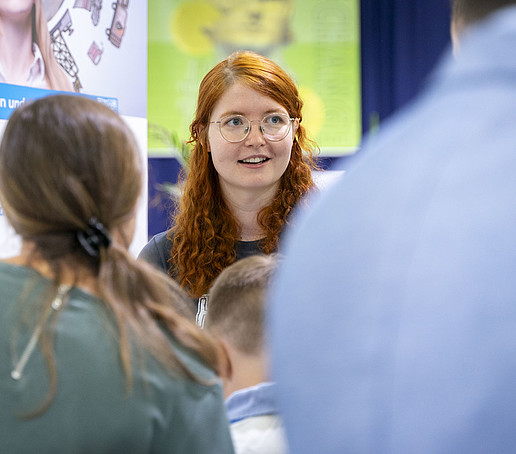 HSZG employee advises visitors.