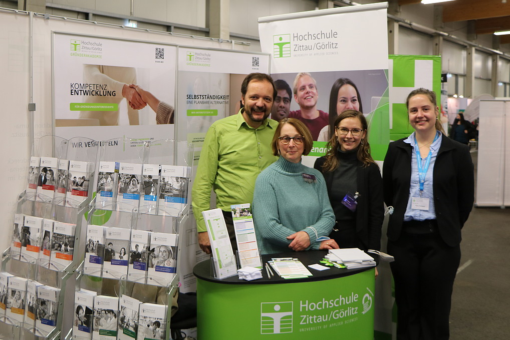 Messeteam der HSZG am Stand