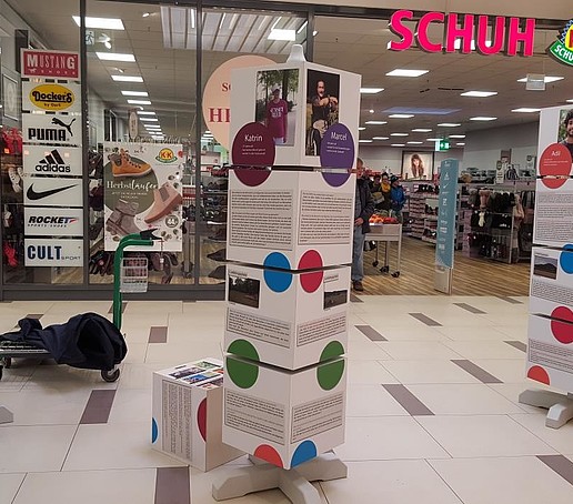 There are three exhibition pillars in the Neisse Park in front of a shoe store in the corridor.