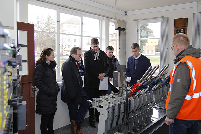 Visit by the HSZG and the rector in front of the southern signal box