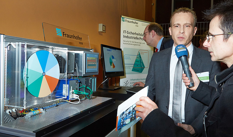 Foto: HSZG Bei der Eröffnung des Cyberlabors im Januar 2017 stellte sich Prof. Dr. Lässig den interessierten Fragen der Medienvertreter zum Thema Cybersicherheit