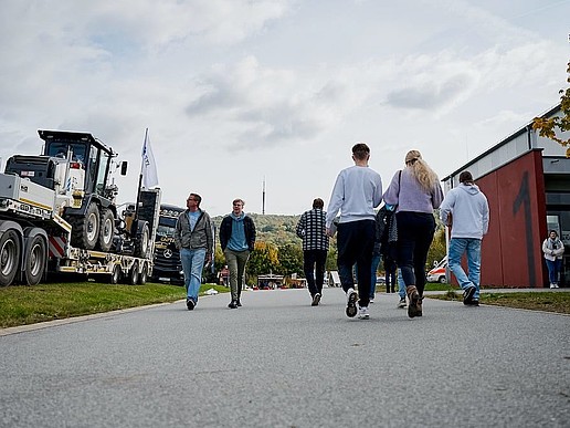 Menschen vor der Messehalle Löbau