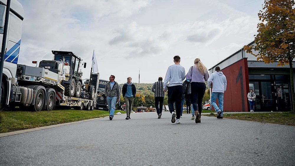 Menschen vor der Messehalle Löbau