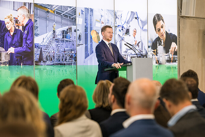 Ministerpräsident Michael Kretschmer spricht am Rednerpult vor dem Publikum im BMW Talent Campus.