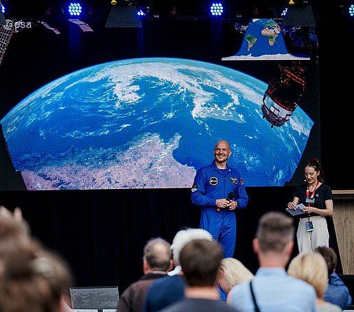 Astronaut Gerst gives a lecture in front of an audience.