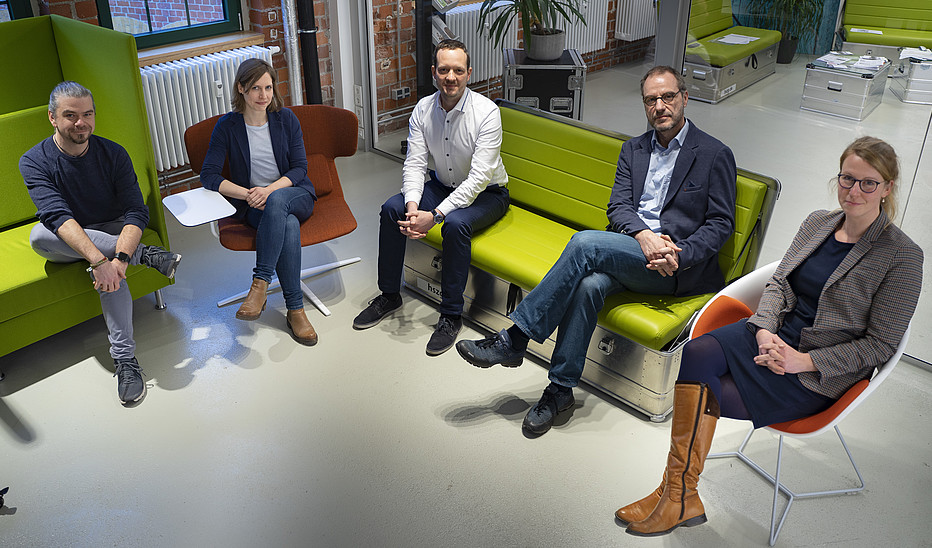 Foto: HSZG Das Life and Technology-Team sitzt im Halbkreis in den Räumen des Co-Creation-Labs im Celsiuz und lächelt in die Kamera.