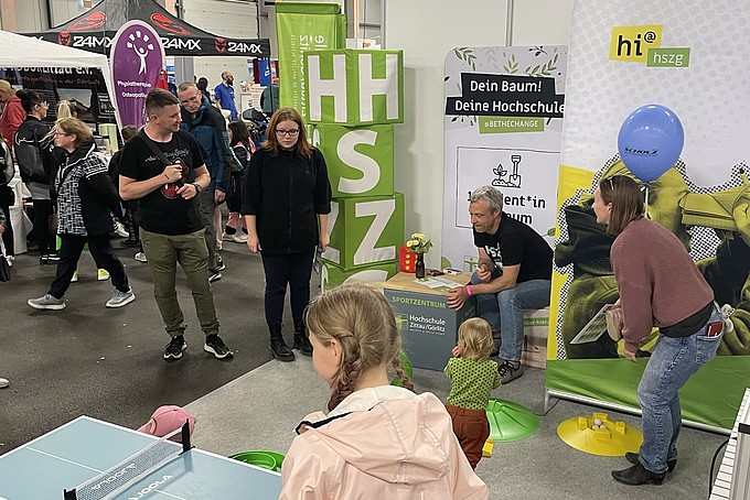 Kinder spielen Minitischtennis am HSZG-Stand.