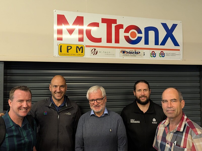 Prof. Worlitz  (Mitte) mit Prof. Kenny Uren (links) und weiteren Kollegen der NWU vor dem Mechatroniklabor der NWU