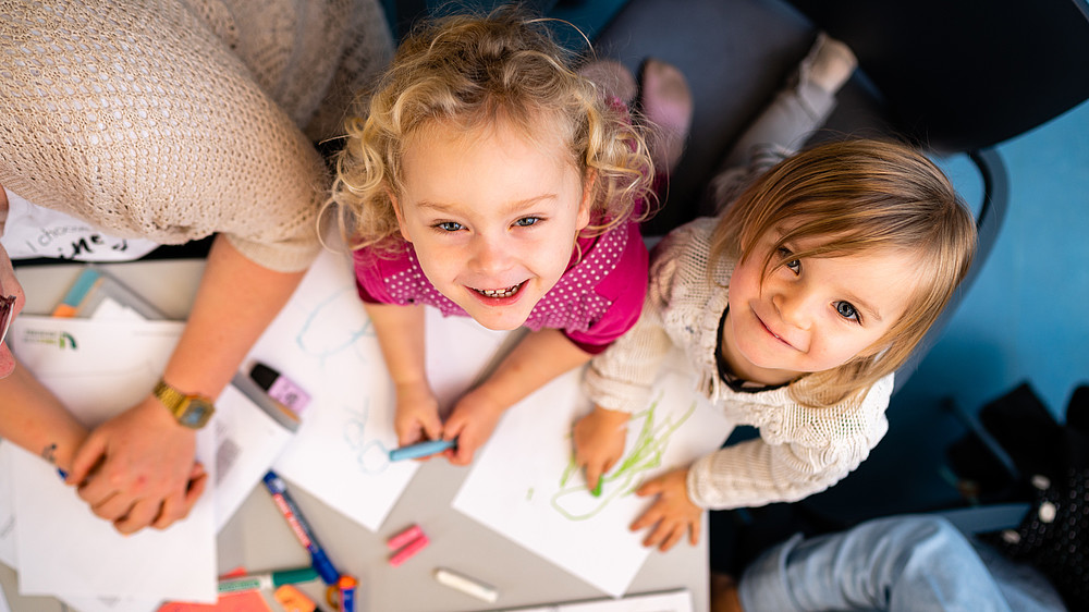 Malende Kinder in einer Lehrveranstaltung