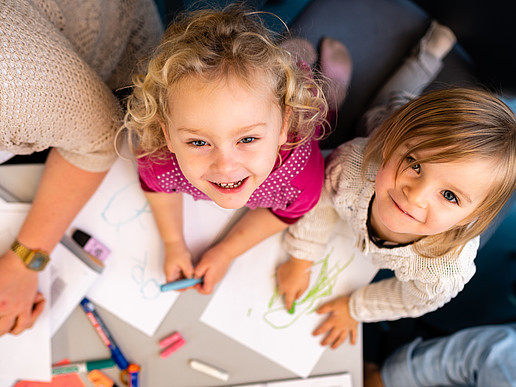 Malende Kinder in einer Lehrveranstaltung