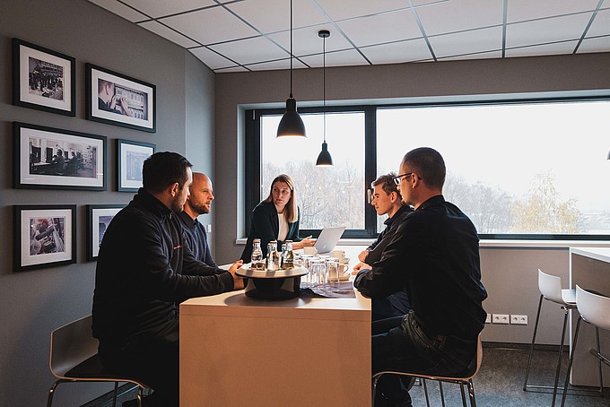 Fanol, Jonas, KIA coordinator Kristin Groß and an employee of Frequenz Elektro GmbH in the company's meeting room