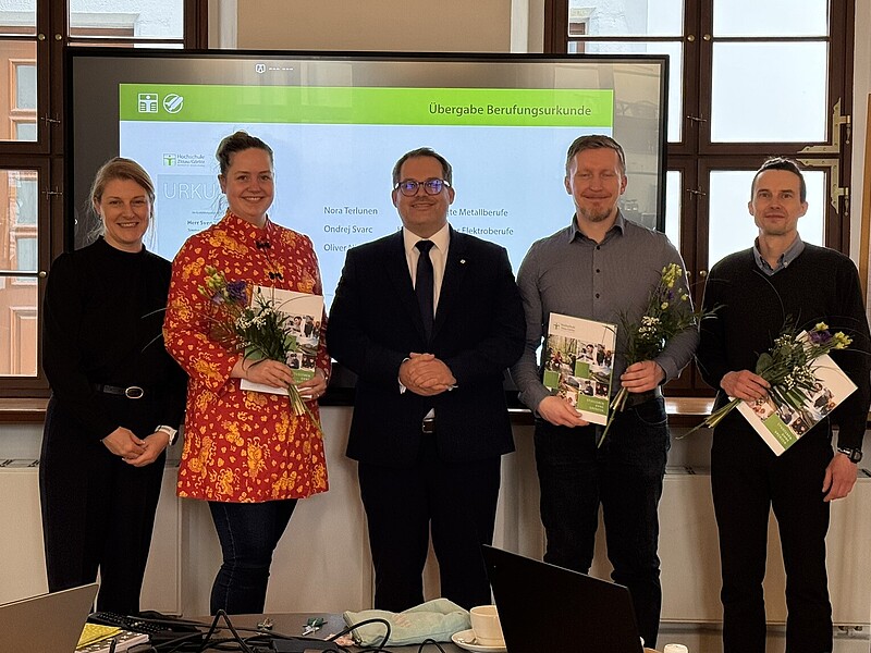 Kristin Groß, der Rektor und die drei neuen Mitglieder des Beirates stehen nebeneinander zum Gruppenbild.