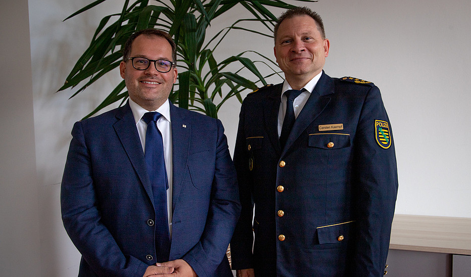Foto: Victoria Hohlfeld Der Rektor und Polizeipräsident Carsten Kaempf lächeln in die Kamera.