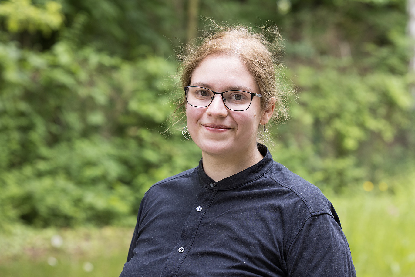 Portrait Marlene Knoche im Grünen