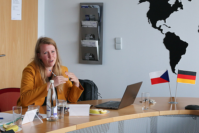 A representative of the HSZG sits at the table and discusses.